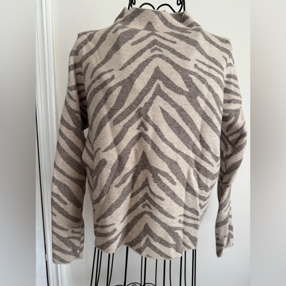 Tahari women’s mock turtleneck Sweater - Gray and Cream Zebra Pattern - Picture 1 of 3
